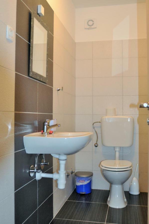 Apartments Zora 로고즈니차 외부 사진